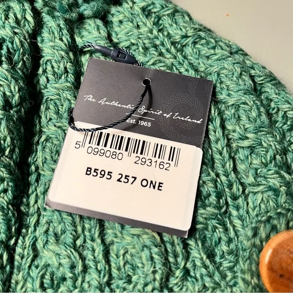 Aran Woollen Mills Green Cable-Knit Pom Beanie with Wooden Buttons NWT Women’s - Picture 4 of 11